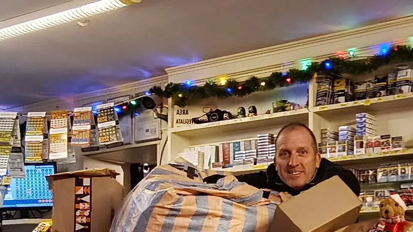 Tabaccari veneziani sommersi di pacchi Amazon