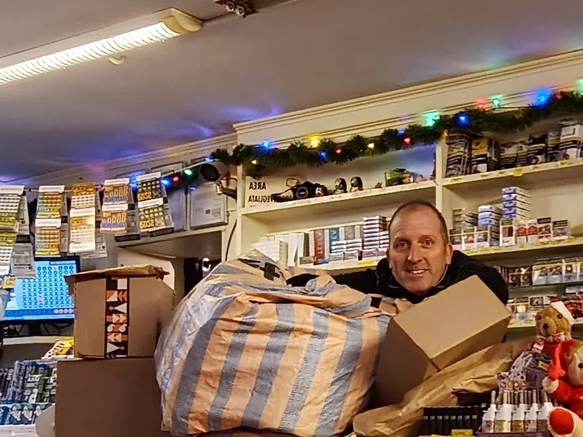 Tabaccari veneziani sommersi di pacchi Amazon