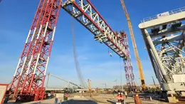 La prima delle due maxi gru durante il suo complesso allestimento a Chioggia