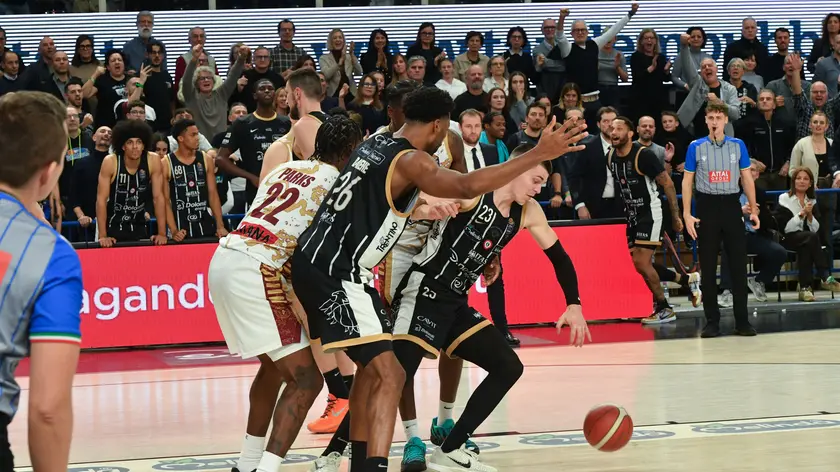 La Reyer cade contro Trento