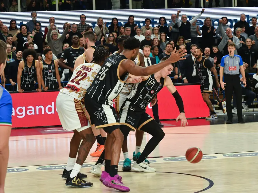 La Reyer cade contro Trento