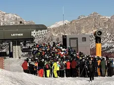 Tutti in coda per prendere la seggiovia