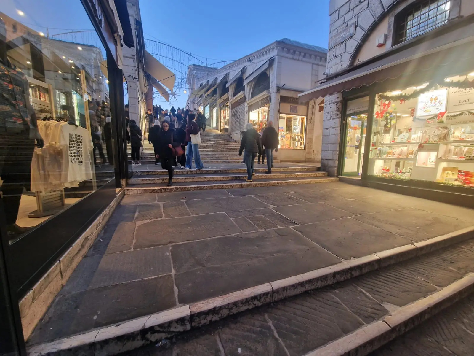 Il Ponte di Rialto completamente vuoto