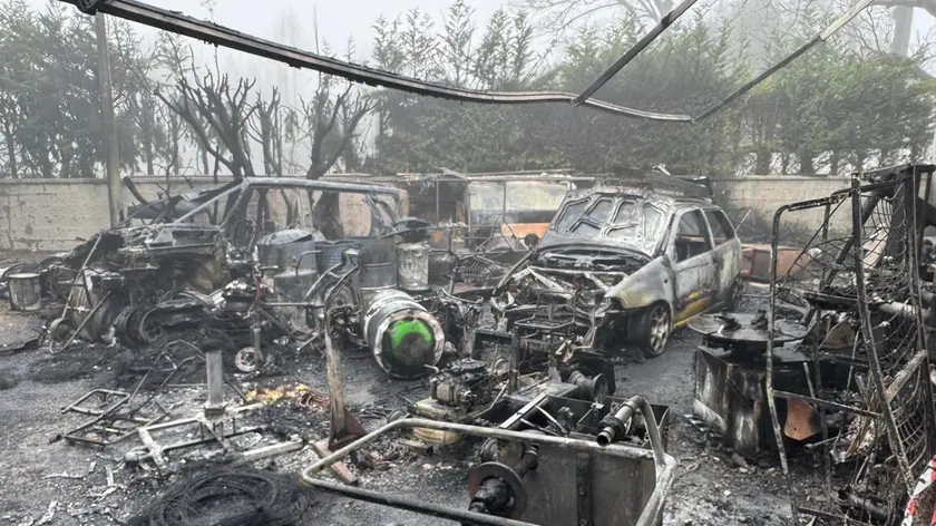 Un incendio ha distrutto un autolavaggio a Mira (foto Pòrcile)