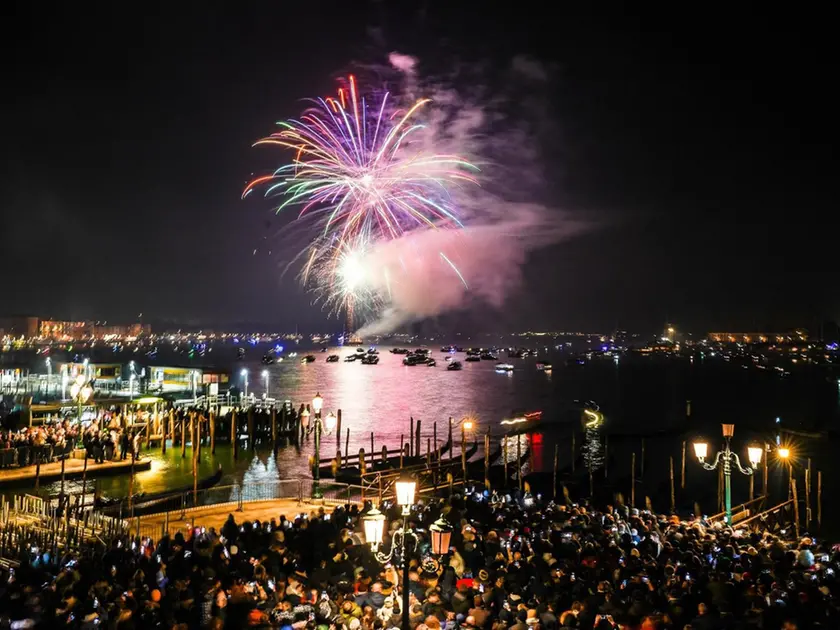 I fuochi d'artificio per salutare l'arrivo del 2025 a Venezia