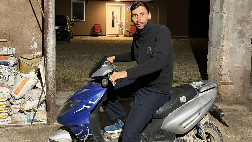 Thomas Bonotto in sella allo scooter dopo il ritrovamento