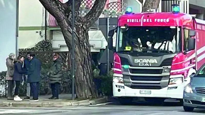 I vigili del fuoco davanti al ristorante bruciato, la scorsa vigilia di Natale