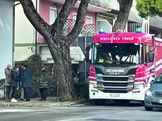 I vigili del fuoco davanti al ristorante bruciato, la scorsa vigilia di Natale