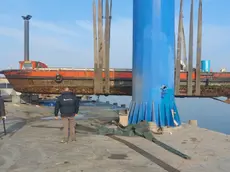 Operai al lavoro in porto