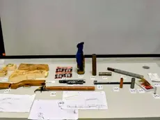 L’arsenale fatto di armi artigianali ritrovato a casa del quindicenne arrestato