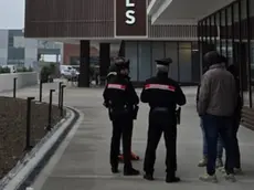 I carabinieri davanti all’hotel in costruzione
