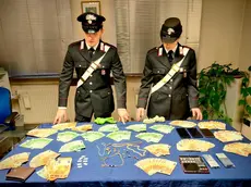 I soldi e i gioielli recuperati dai carabinieri