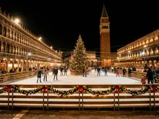Una pista da pattinaggio sul ghiaccio in Piazza San Marco in un’immagine prodotta dall’intelligenza artificiale