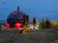 L’eco sauna vista mare,novità di quest’edizione,e il punto ristoro nella spiaggia di Grado. Foto Katia Bonaventura