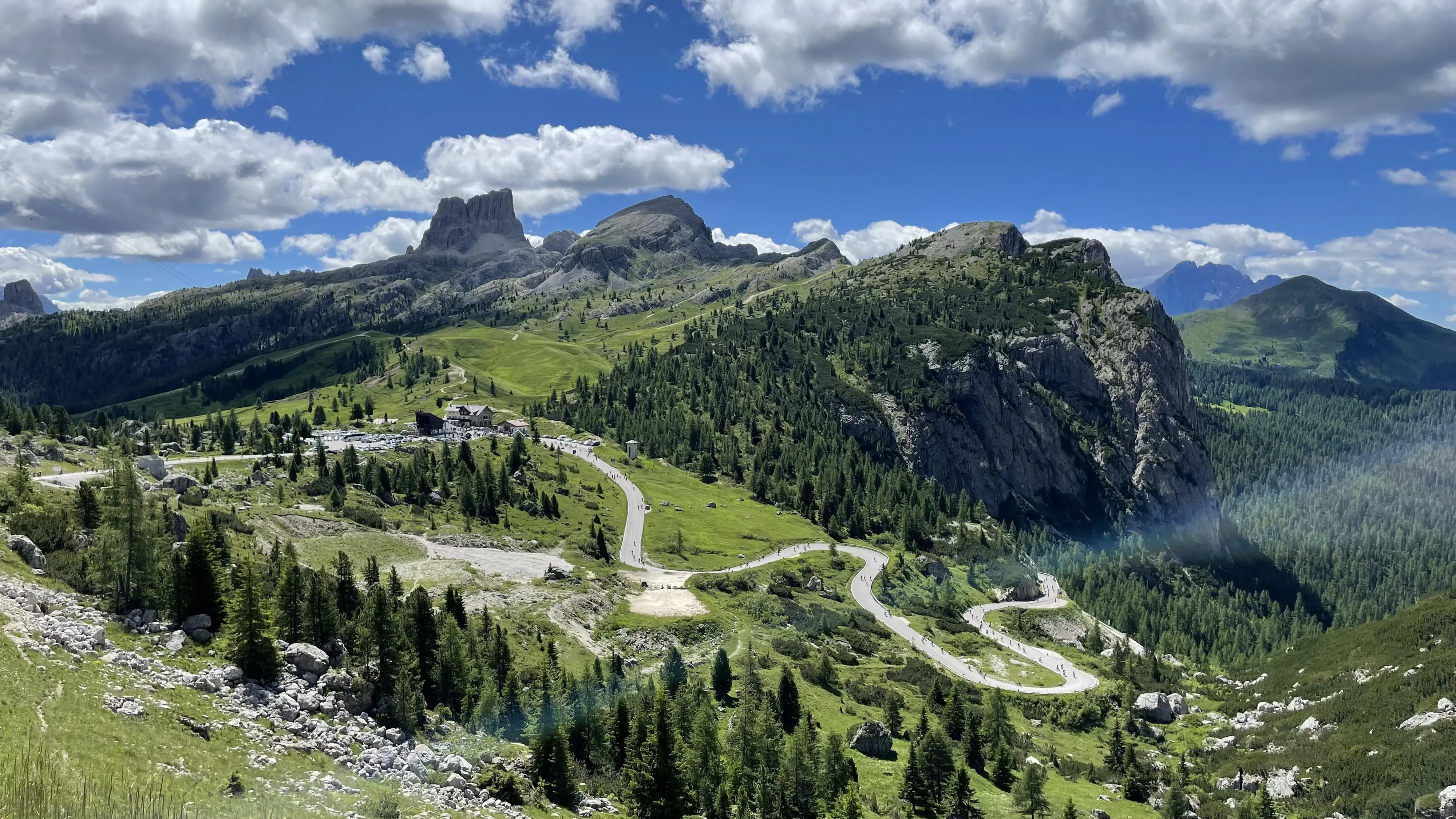 Dodici scatti, uno per ciascun mese, selezionati tra gli oltre 2700 che hanno partecipato al concorso indetto dal nostro giornale con Nord Est Multimedia e la Regione Veneto. Ecco come è andata: il calendario sarà in omaggio gratuito con la Nuova di Venezia e Mestre solo martedì 23 dicembre