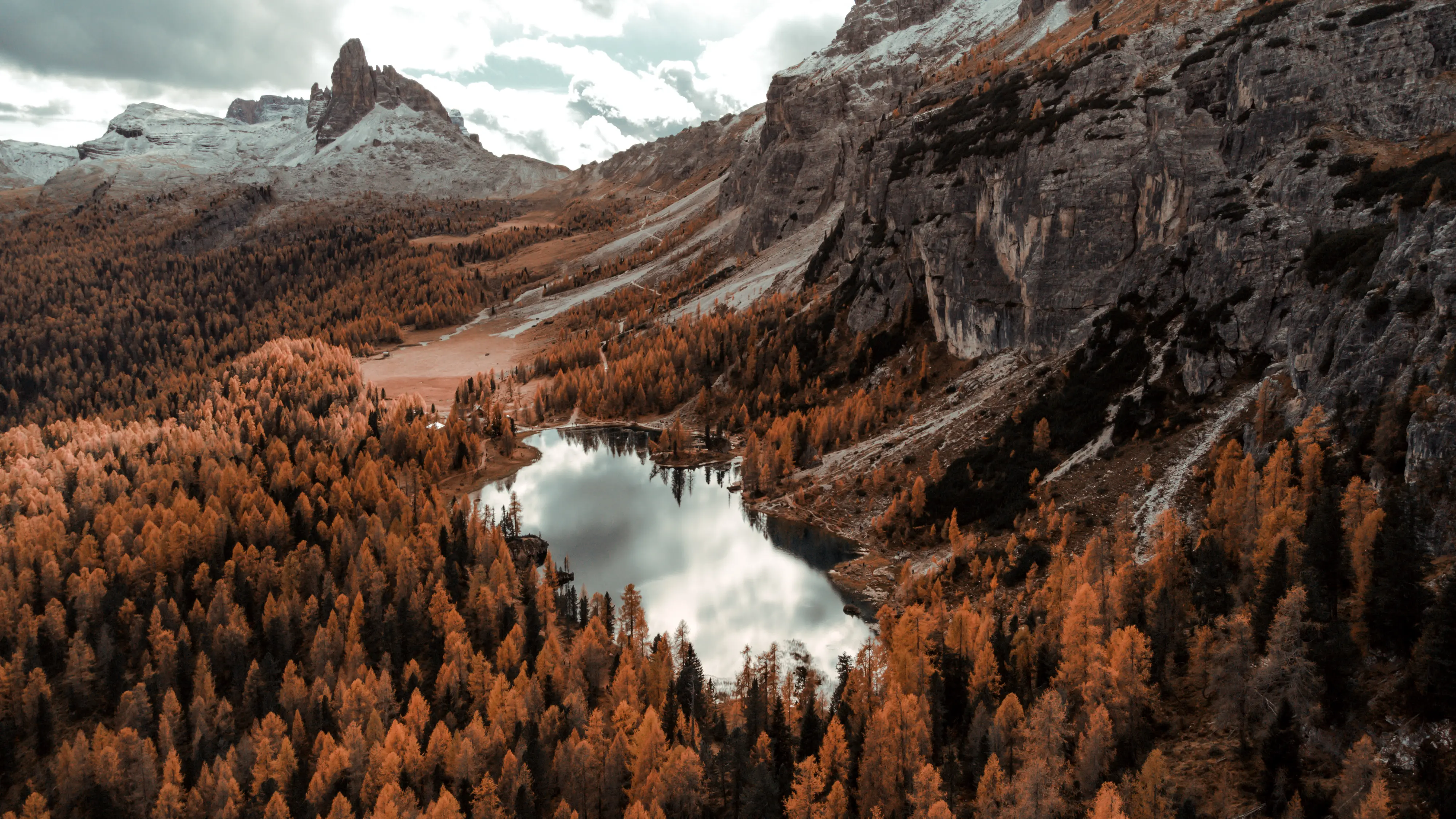 Dodici scatti, uno per ciascun mese, selezionati tra gli oltre 2700 che hanno partecipato al concorso indetto dal nostro giornale con Nord Est Multimedia e la Regione Veneto. Ecco come è andata: il calendario sarà in omaggio gratuito con la Nuova di Venezia e Mestre solo martedì 23 dicembre