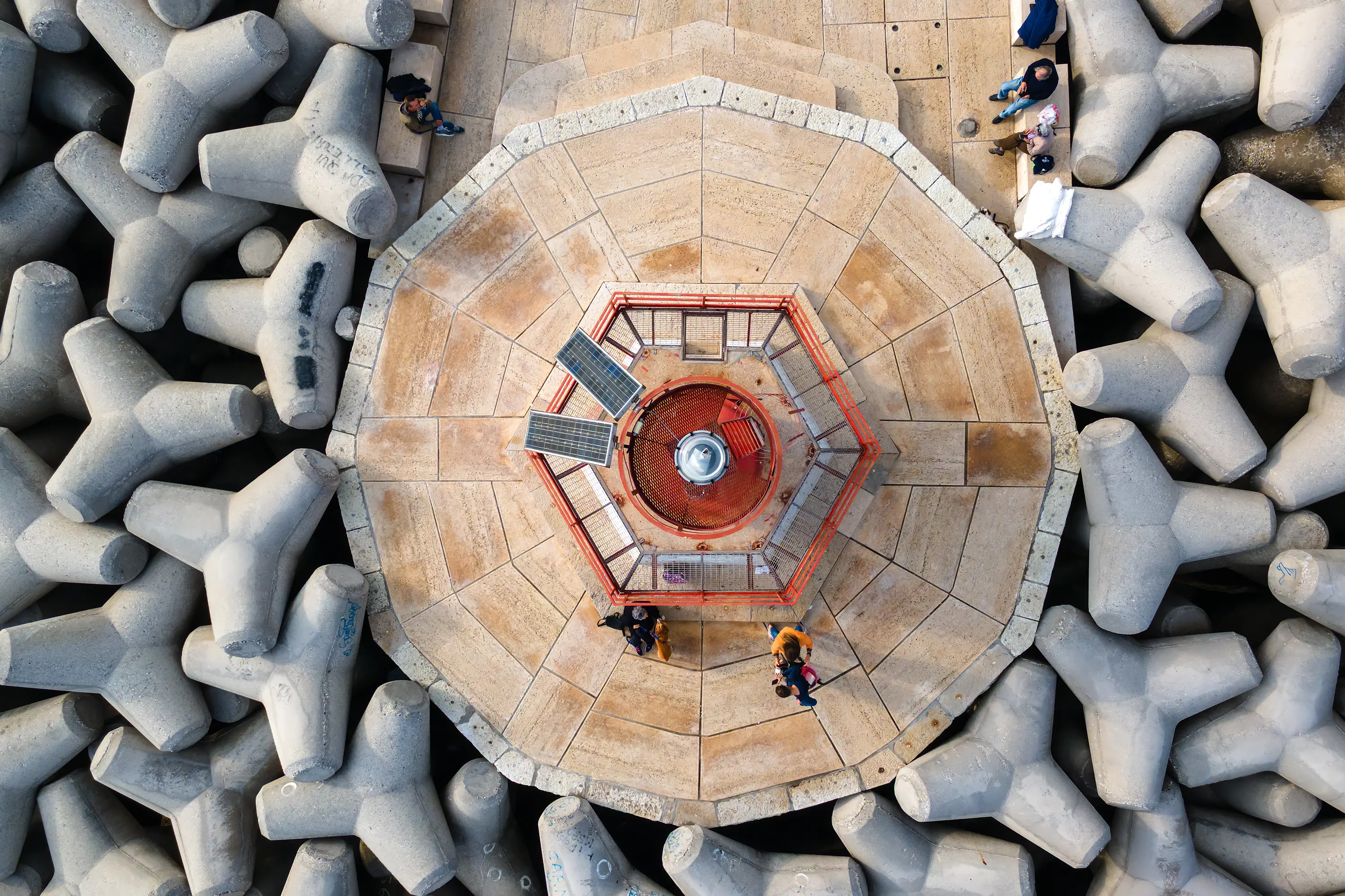 Dodici scatti, uno per ciascun mese, selezionati tra gli oltre 2700 che hanno partecipato al concorso indetto dal nostro giornale con Nord Est Multimedia e la Regione Veneto. Ecco come è andata: il calendario sarà in omaggio gratuito con la Nuova di Venezia e Mestre solo martedì 23 dicembre