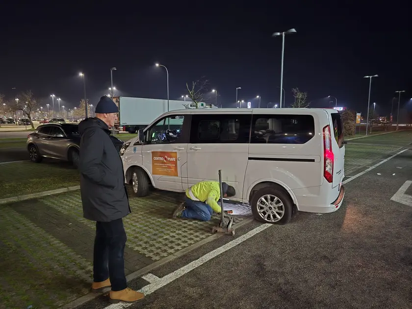 Il tassista Massimo Berlendis attende la riparazione del suo mezzo