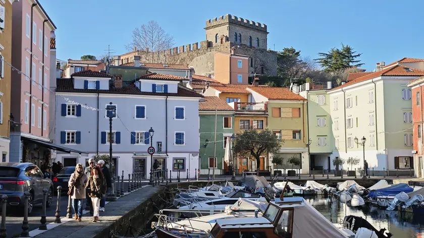 Il porticciolo di Muggia e, sullo sfondo, il castello (fotoservizio Andrea Lasorte)