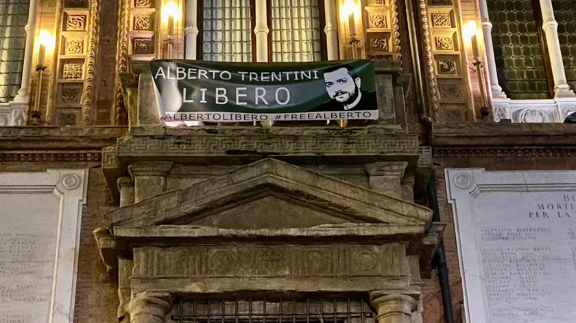 Lo striscione sul municipio di Bologna