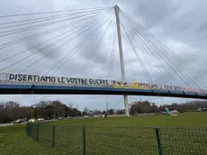 Lo striscione steso dagli studenti dal ponte di San Giuliano