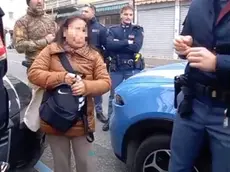 La signora derubata del portafogli mentre era seduta al bar