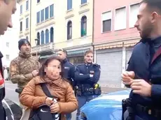 La vittima all'esterno del locale con le forze dell'ordine