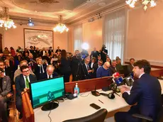 Il neo governatore del Veneto Alberto Stefani alla conferenza stampa di fine anno. In prima fila il suo predecessore, Luca Zaia