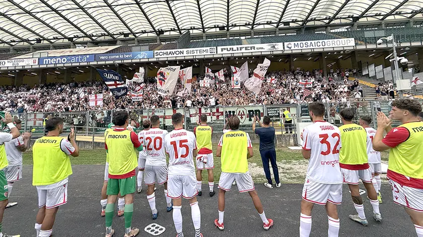 La squadra del Padova sotto la curva
