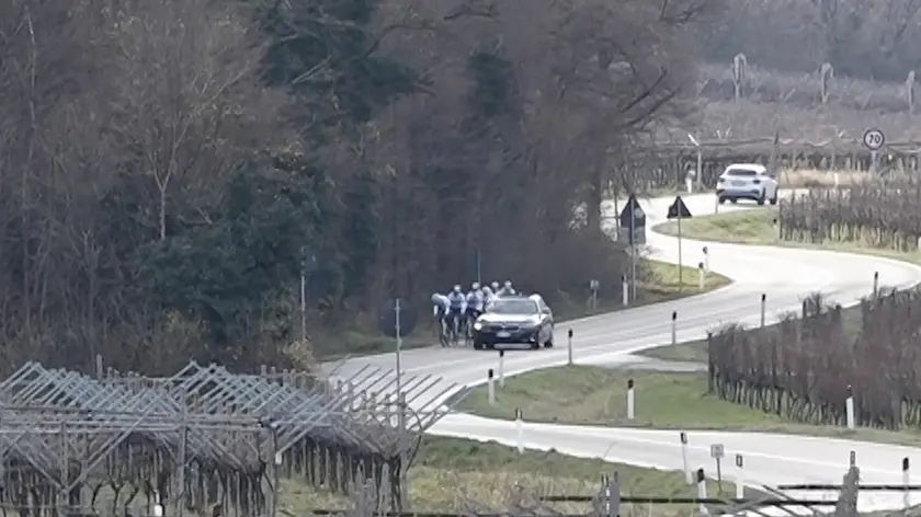 L’auto da dove sono partiti gli spari, si intravede il flash