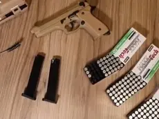La pistola sequestrata al giovane