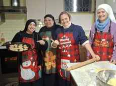 Le suore durante i preparativi