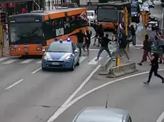 L'assalto a un bus della Mom qualche anno fa