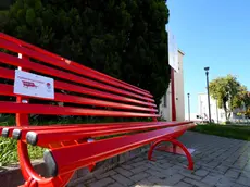 Una panchina rossa contro la violenza di genere
