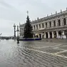 L'albero di Natale in piazzetta San Marco circondato dalla marea alla Vigilia di Natale