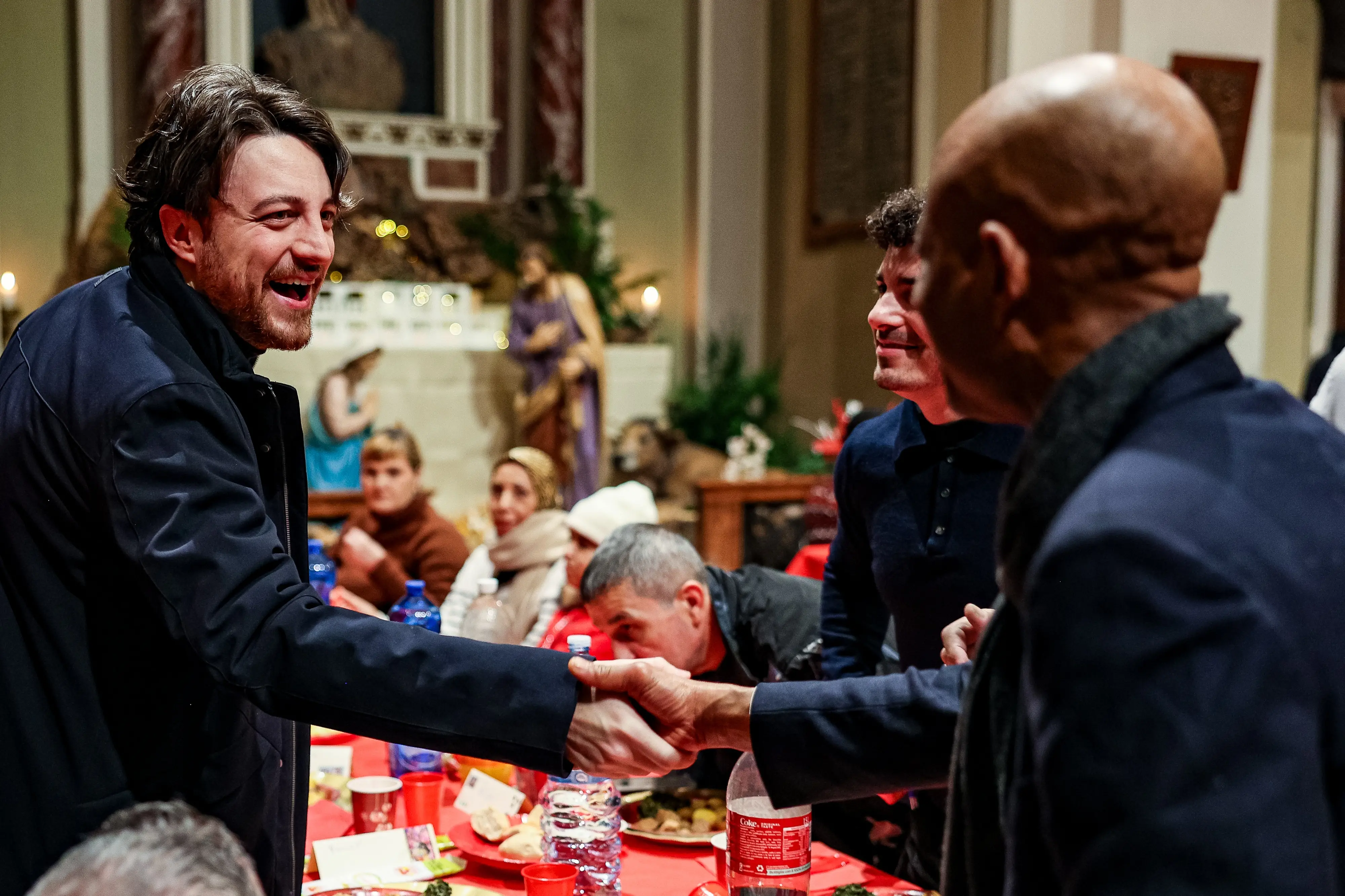 Il presidente della Regione Veneto Alberto Stefani mentre saluta alcuni degli ospiti stranieri del pranzo della Comunità di Sant'Egidio