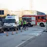 Auto a fuoco nel parcheggio del centro commerciale Nave de Vero (ph Pòrcile)