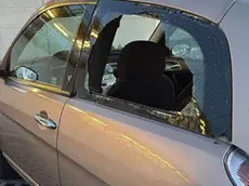 L'auto con il finistrino rotto in stazione