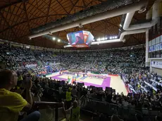 Il PalaRubini pieno di tifosi in occasione della Supercoppa femminile di volley (Silvano)