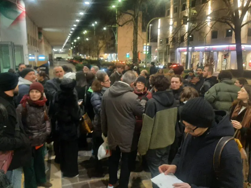 Pendolari in attesa dei mezzi sostitutivi