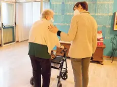 Una anziana in casa di riposo