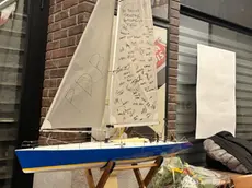 Il modellino della barca a vela con le dediche per Francesco