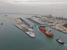 Il passaggio di una nave nella conca di navigazione di Malamocco