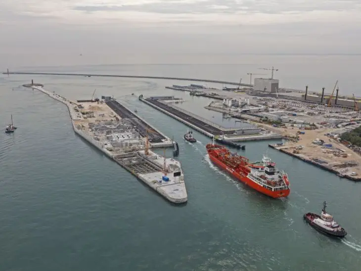 Il passaggio di una nave nella conca di navigazione di Malamocco