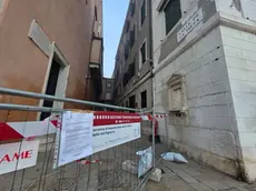 Le transenne all'imbocco di calle della Pietà