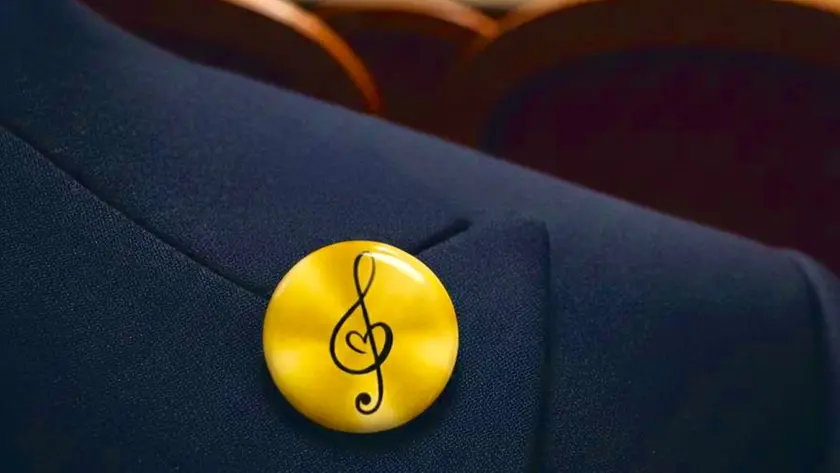 La spilla che indosseranno gli orchestrali della Fenice