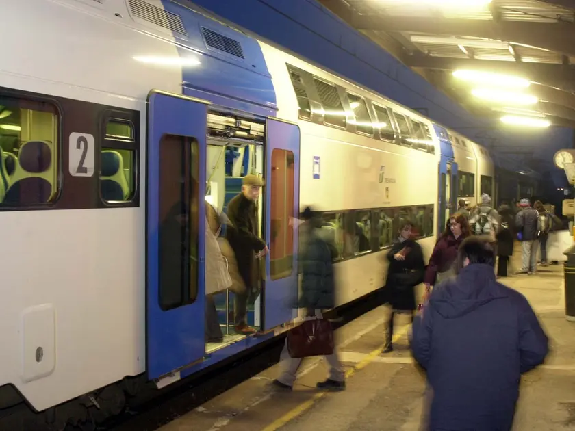I rincari nel 2026 sugli abbonamenti ferroviari colpiranno particolarmente i pendolari