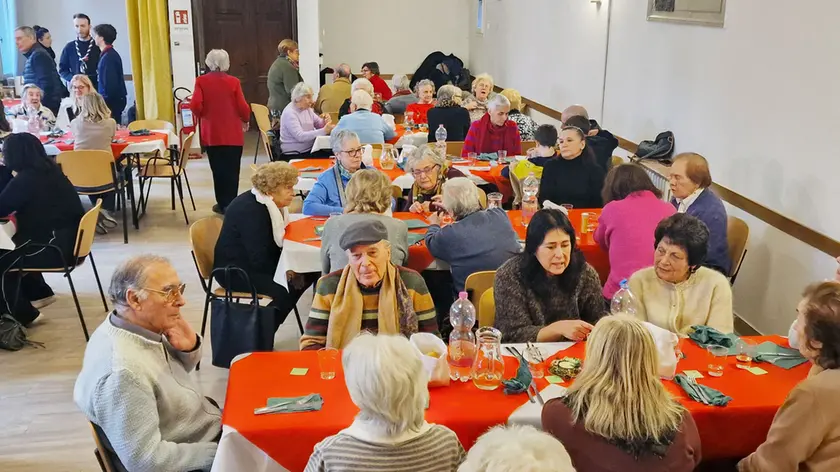 Le tavolate piene a Cannaregio (Foto Interpress)