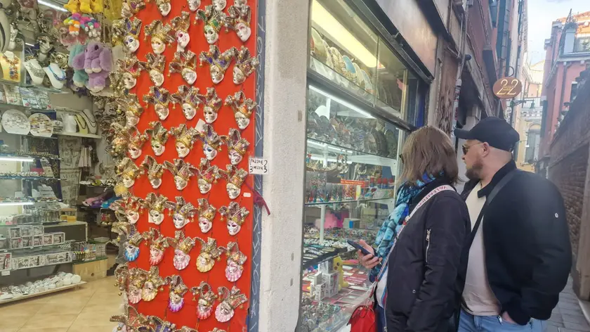 Un negozio di paccottiglia a Venezia