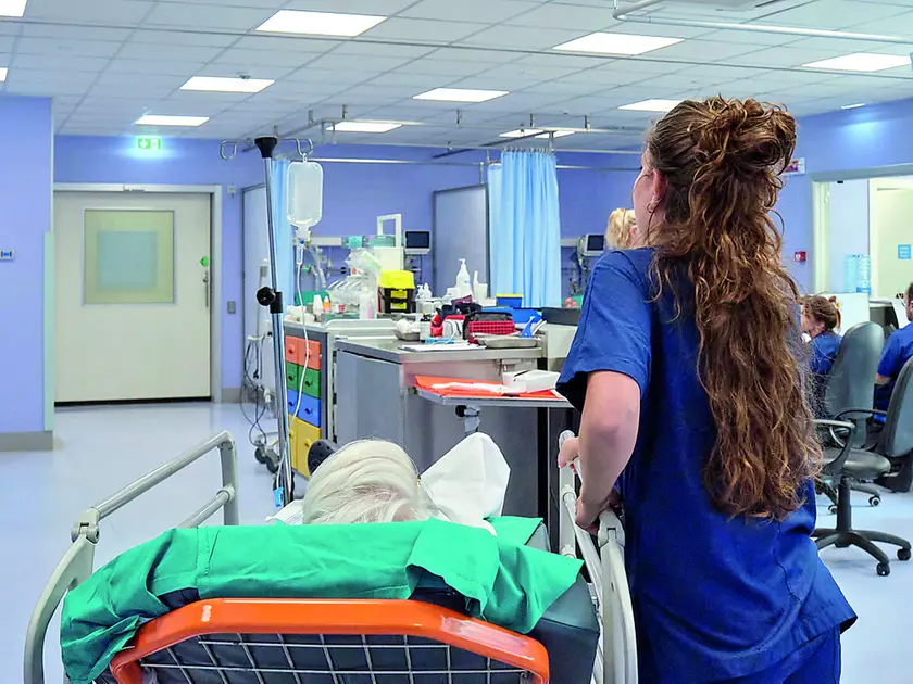 Un’operatrice sanitaria in servizio al Pronto soccorso